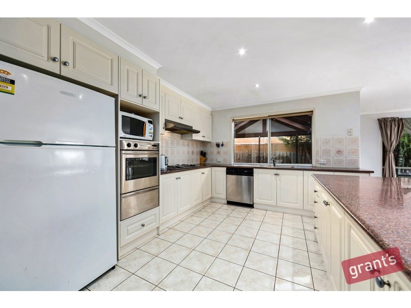 31 Kippenross Drive, Narre Warren South VIC 3805