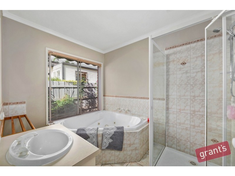 31 Kippenross Drive, Narre Warren South VIC 3805