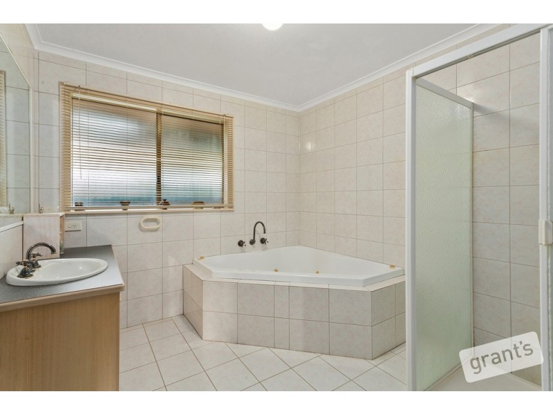 11 Ashley Close, Narre Warren VIC 3805