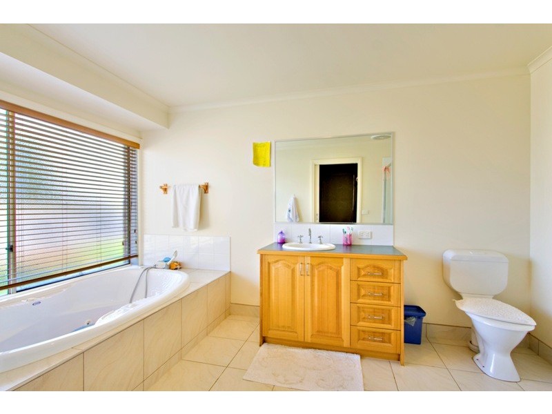 9 Beech Place, Hallam VIC 3803