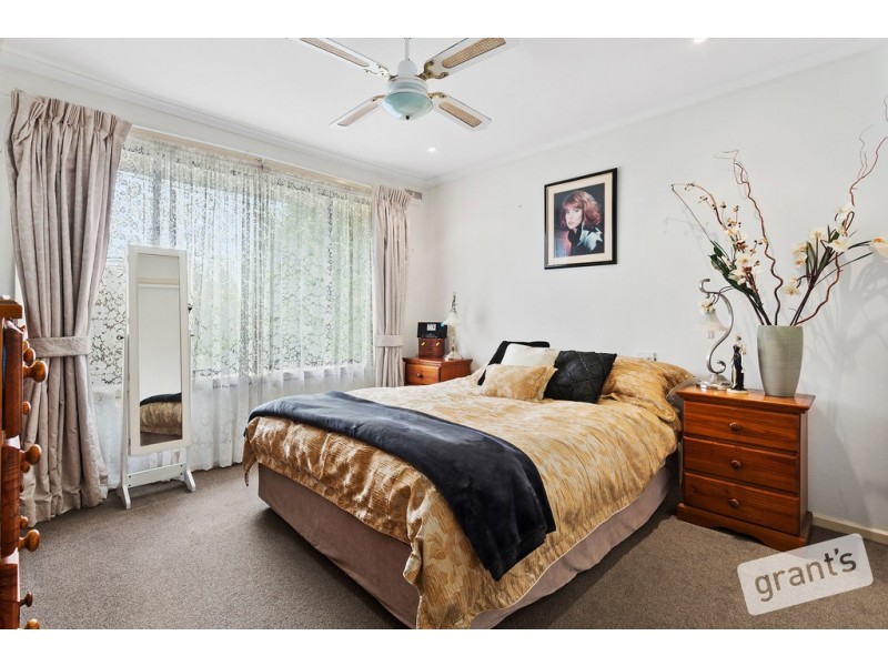 4 Meadow Wood Walk, Narre Warren VIC 3805