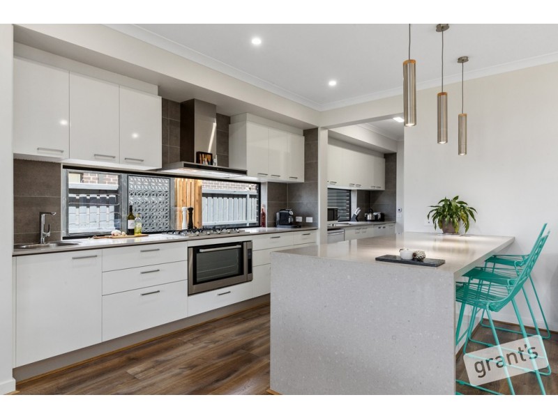 11 Everard Avenue, Clyde North VIC 3978