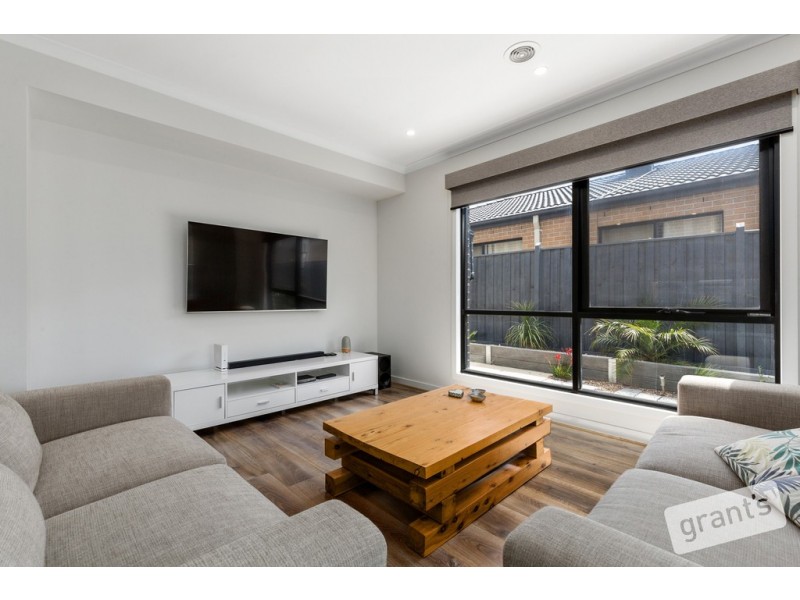 11 Everard Avenue, Clyde North VIC 3978