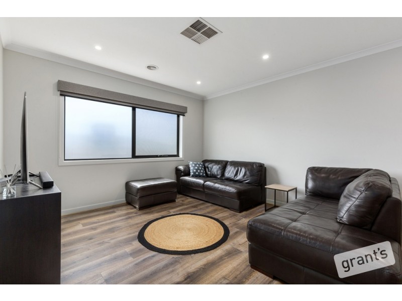 11 Everard Avenue, Clyde North VIC 3978