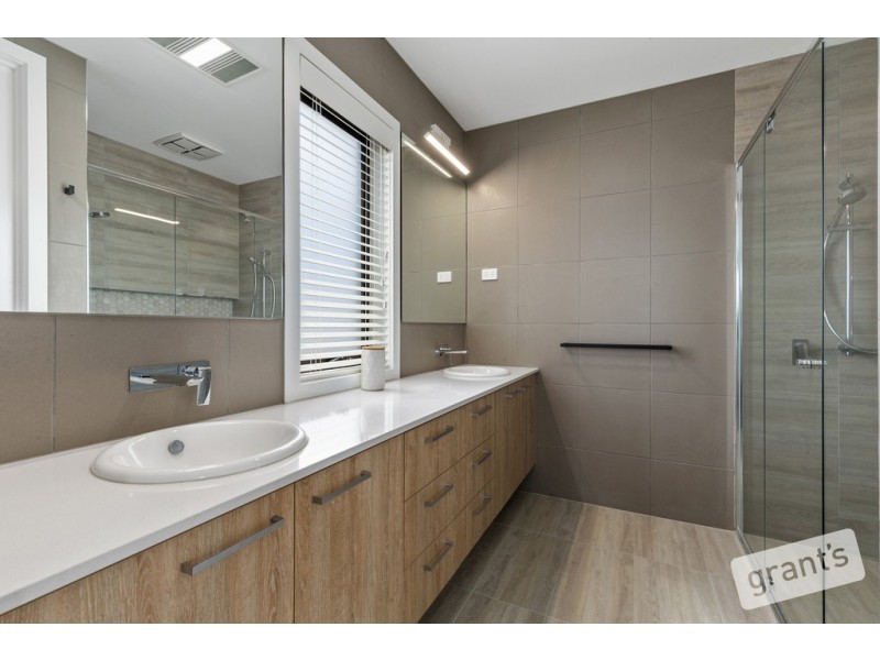 11 Everard Avenue, Clyde North VIC 3978