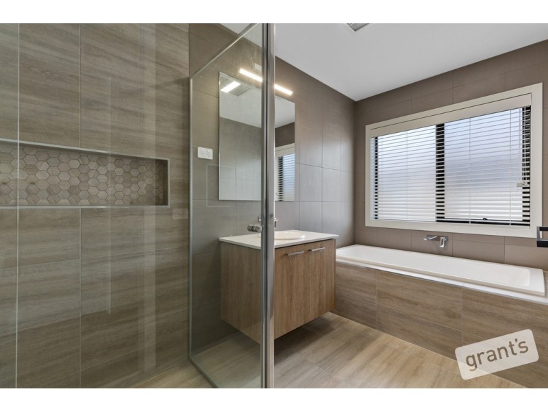 11 Everard Avenue, Clyde North VIC 3978