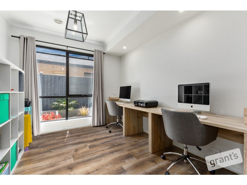 11 Everard Avenue, Clyde North VIC 3978