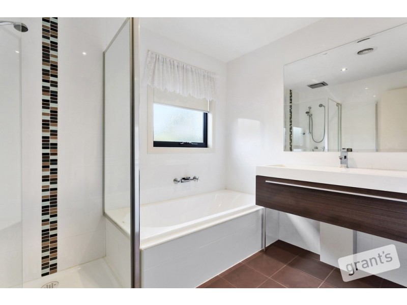 1/4 Harkaway Road, Berwick VIC 3806