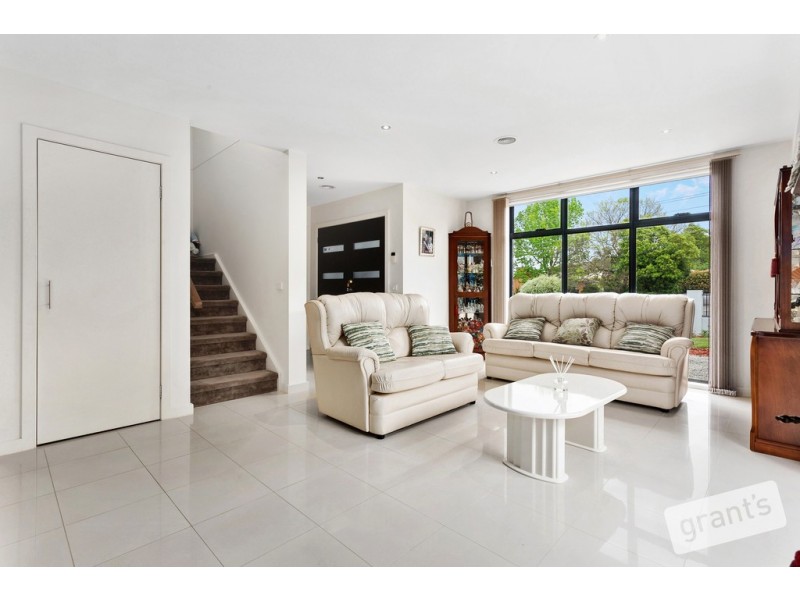 1/4 Harkaway Road, Berwick VIC 3806