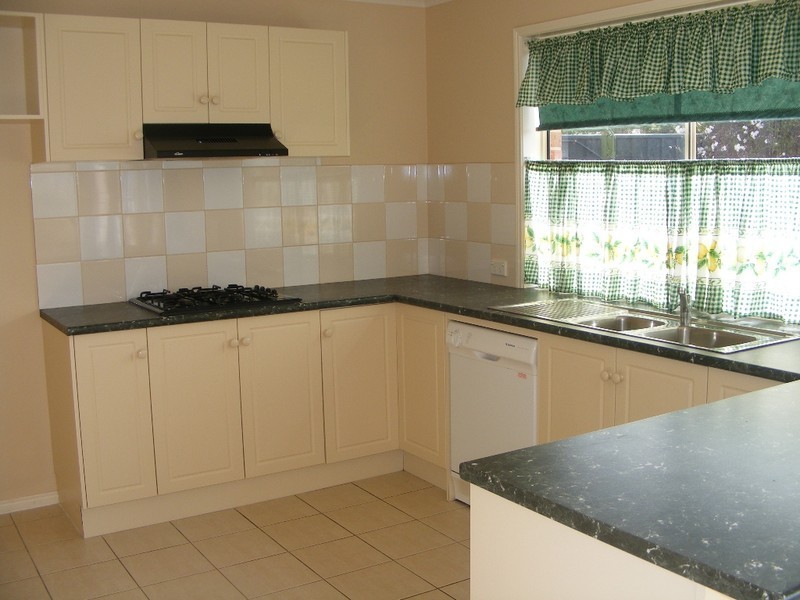 24 Kenton Walk, Narre Warren South VIC 3805