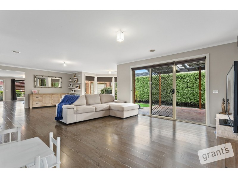 18 Amberley Drive, Pakenham VIC 3810