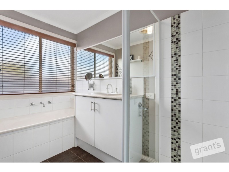 18 Amberley Drive, Pakenham VIC 3810