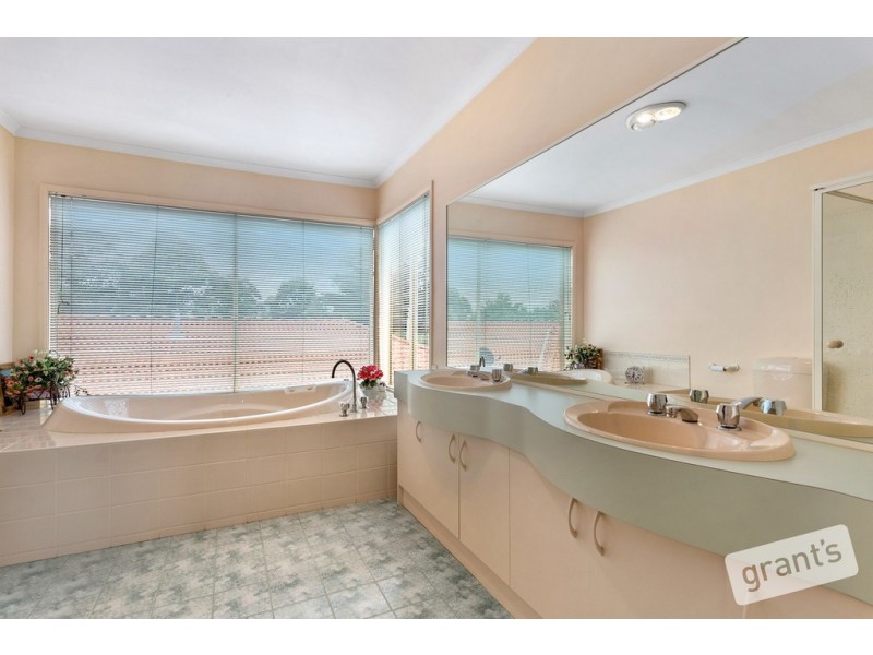 27 Mayfair Crescent, Narre Warren VIC 3805