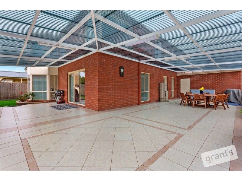 27 Mayfair Crescent, Narre Warren VIC 3805