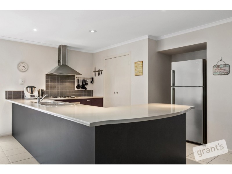 8 Honeyeater Way, Pakenham VIC 3810