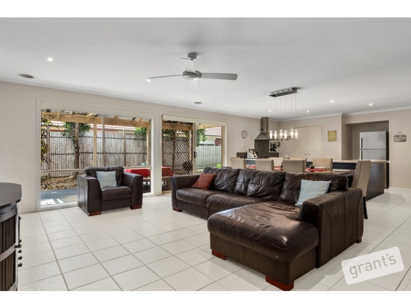 8 Honeyeater Way, Pakenham VIC 3810