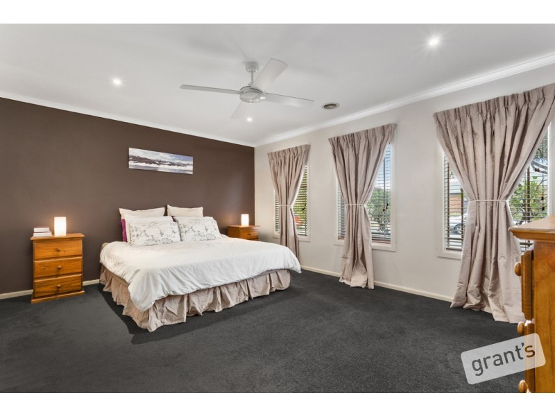 8 Honeyeater Way, Pakenham VIC 3810