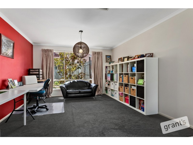 8 Honeyeater Way, Pakenham VIC 3810