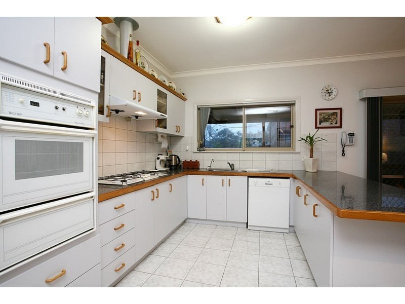 16 Reema Boulevard, Endeavour Hills VIC 3802