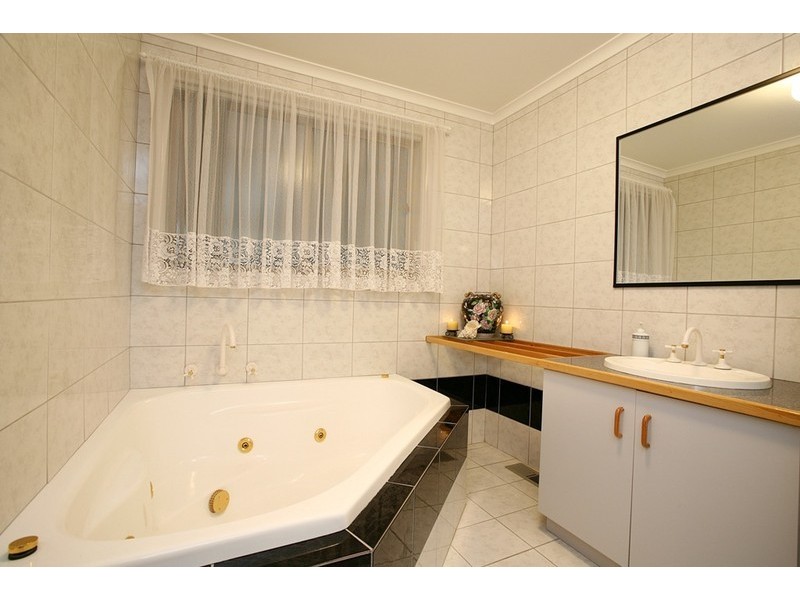 16 Reema Boulevard, Endeavour Hills VIC 3802