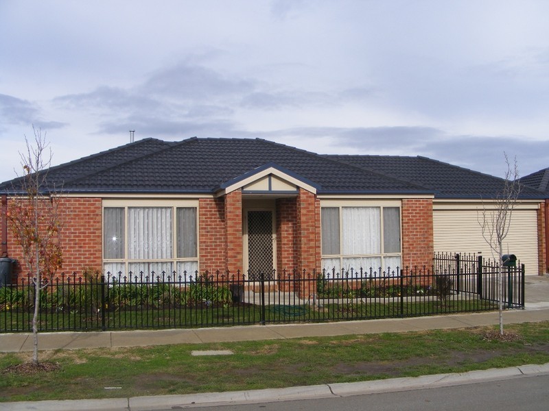 20 Taplan Crescent, Cranbourne West VIC 3977