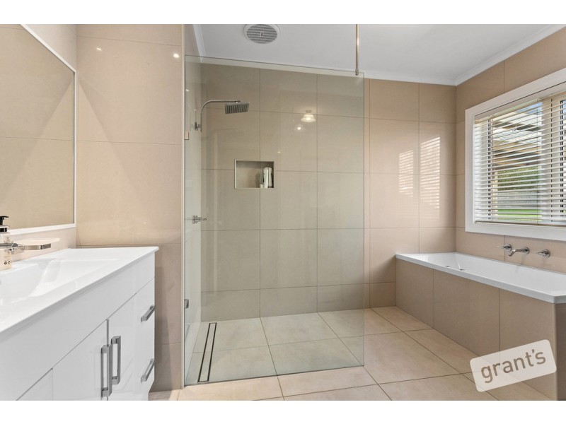 2-4 St Helens Crescent, Narre Warren North VIC 3804