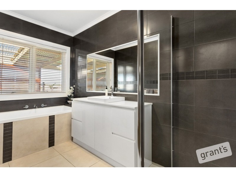 2-4 St Helens Crescent, Narre Warren North VIC 3804