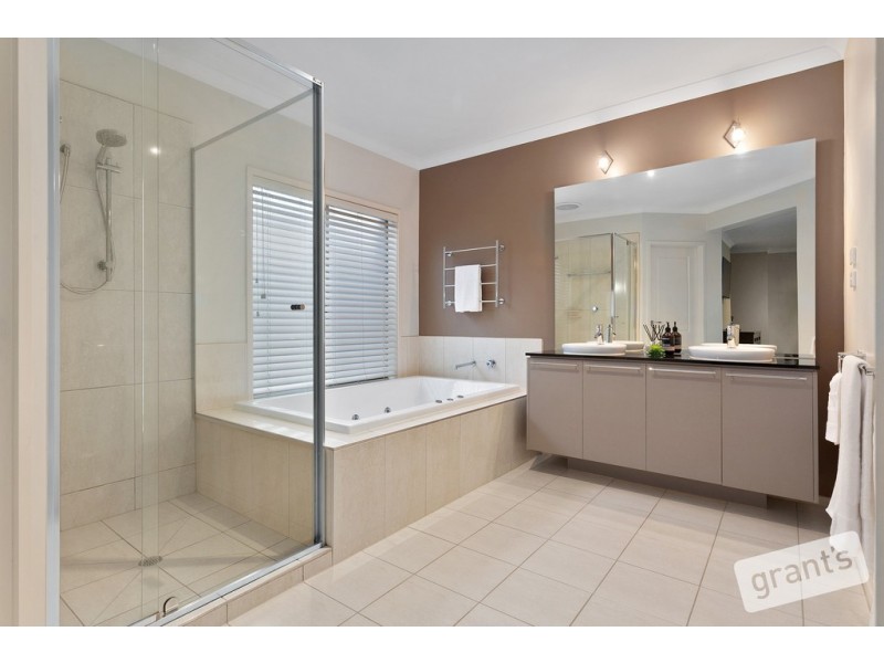 3 Lauradan Avenue, Berwick VIC 3806