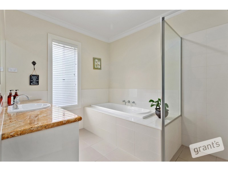 8 Tara Park Close, Narre Warren North VIC 3804