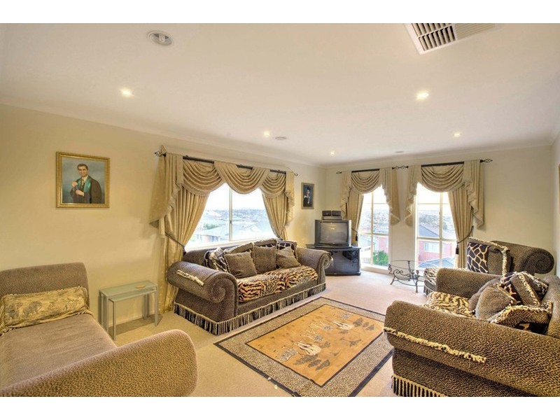 45 Montbrae Circuit, Narre Warren VIC 3805