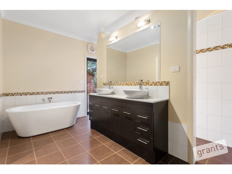 15 Champagne Grove, Narre Warren South VIC 3805