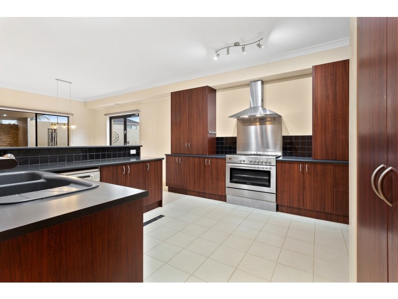 15 Champagne Grove, Narre Warren South VIC 3805