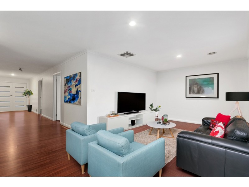 15 Champagne Grove, Narre Warren South VIC 3805