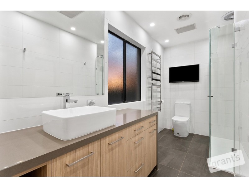 15 Champagne Grove, Narre Warren South VIC 3805