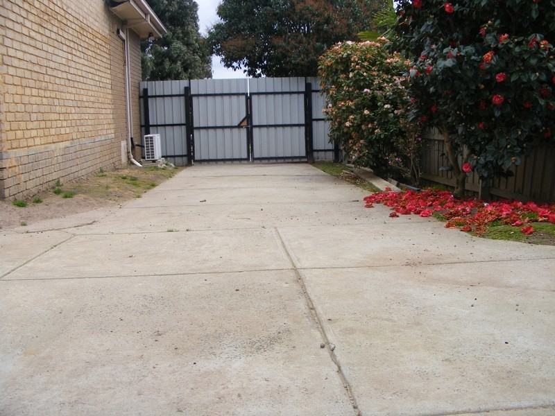 82 Saxonwood Drive, Narre Warren VIC 3805