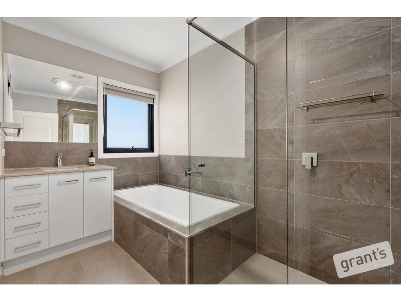 1 Roskopp Avenue, Clyde North VIC 3978