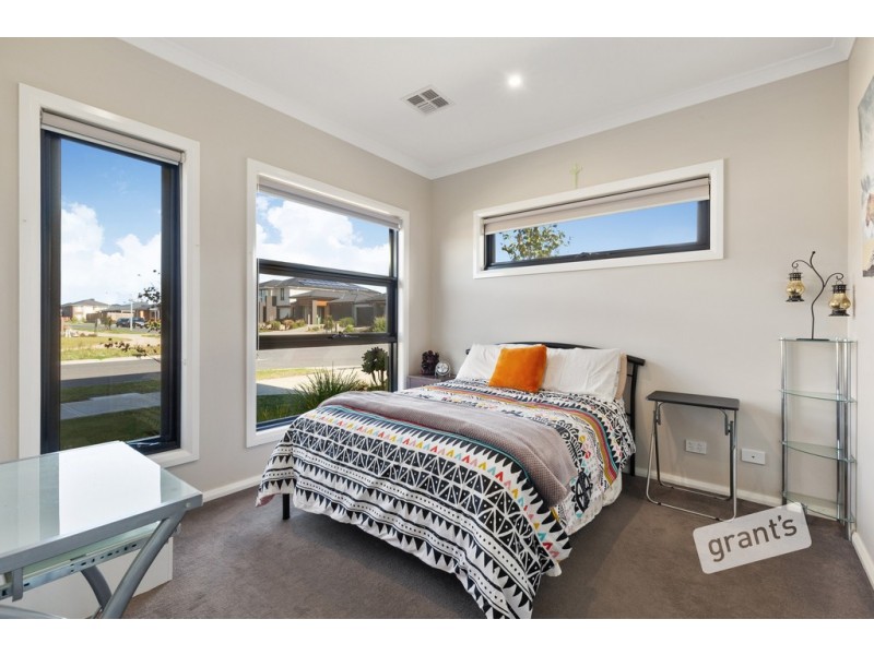 1 Roskopp Avenue, Clyde North VIC 3978
