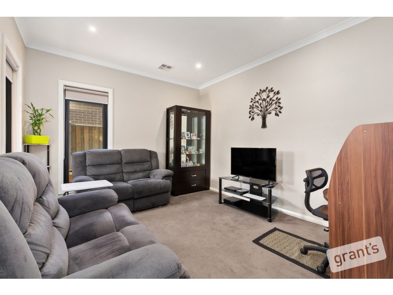 1 Roskopp Avenue, Clyde North VIC 3978