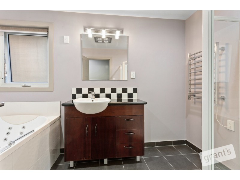 4 Sapphire Court, Narre Warren North VIC 3804