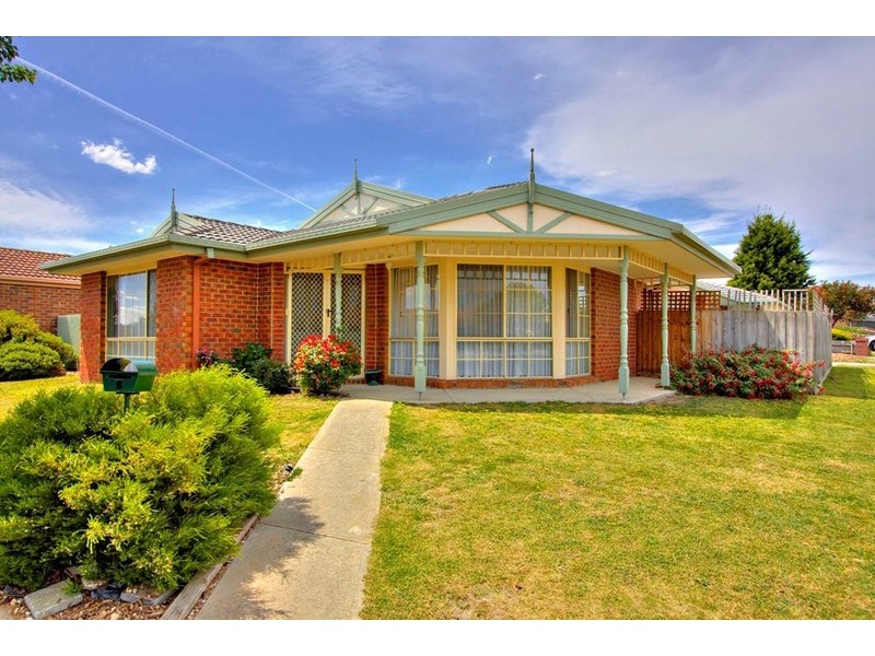 8 Scarborough Drive, Narre Warren South VIC 3805