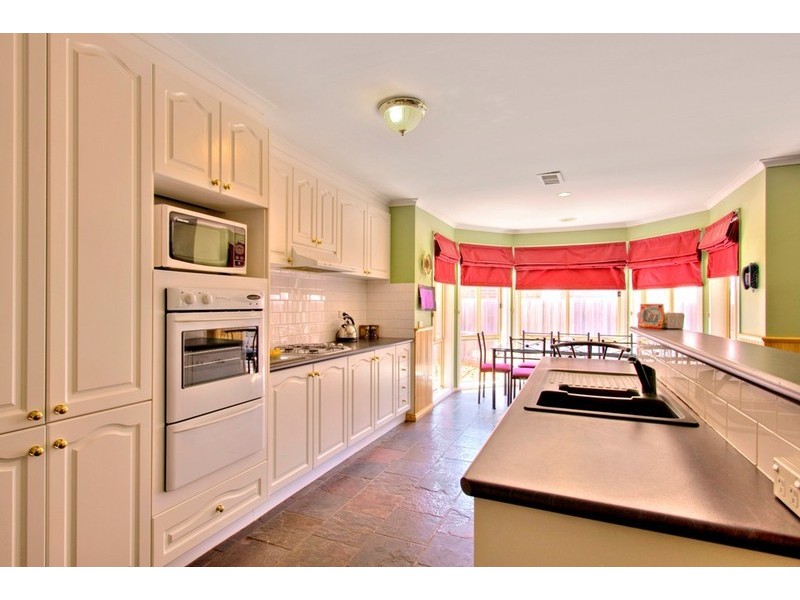 8 Scarborough Drive, Narre Warren South VIC 3805