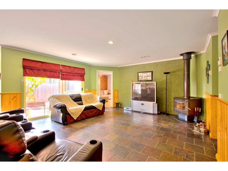 8 Scarborough Drive, Narre Warren South VIC 3805