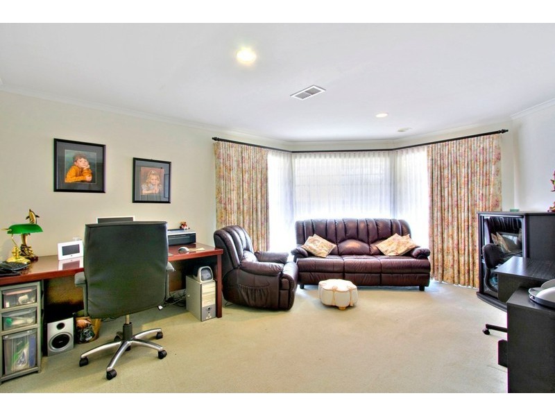 8 Scarborough Drive, Narre Warren South VIC 3805