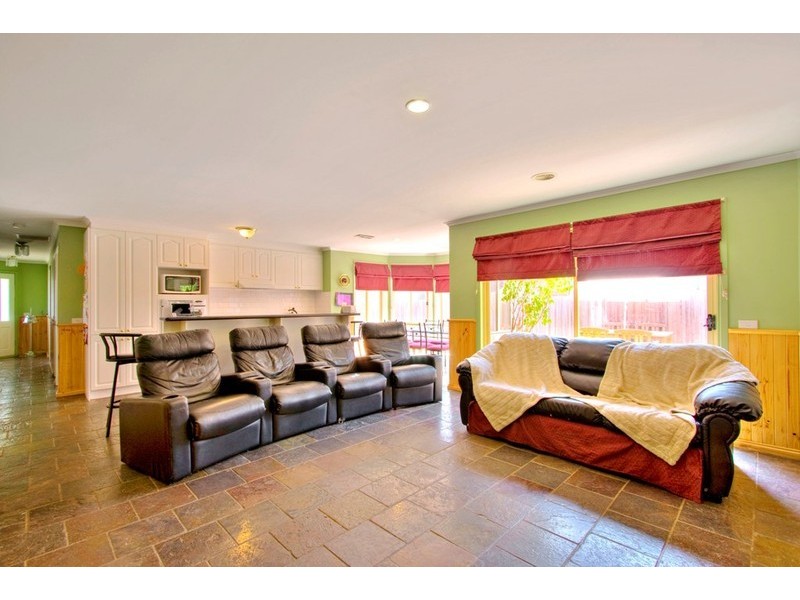 8 Scarborough Drive, Narre Warren South VIC 3805