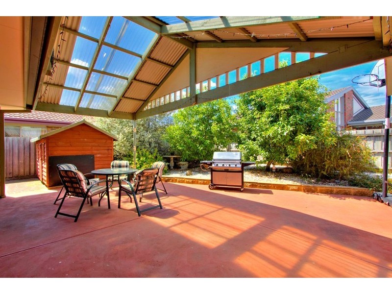 8 Scarborough Drive, Narre Warren South VIC 3805