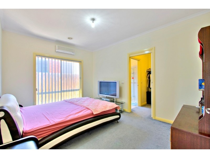 8 Stream Walk, Hallam VIC 3803