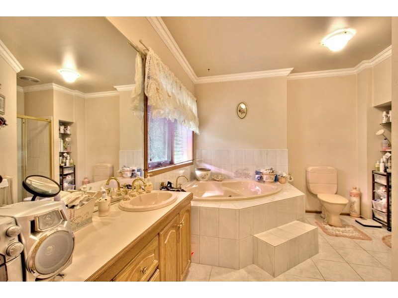 10-12 Innes Court, Berwick VIC 3806
