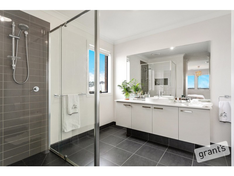 18 Everard Avenue, Clyde North VIC 3978