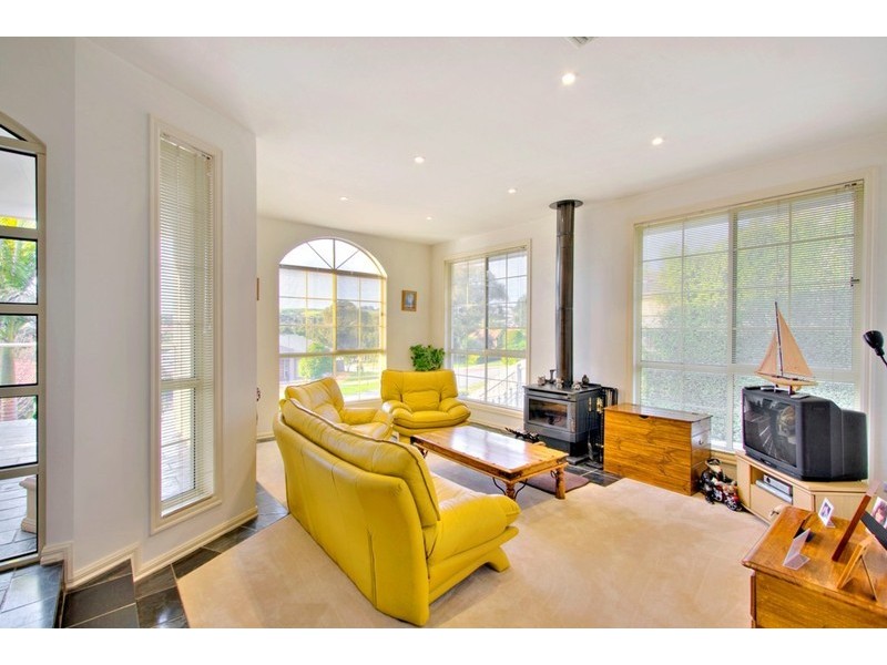 4 Valley View Crescent, Berwick VIC 3806