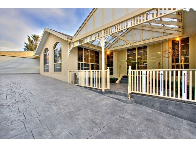 4 Valley View Crescent, Berwick VIC 3806